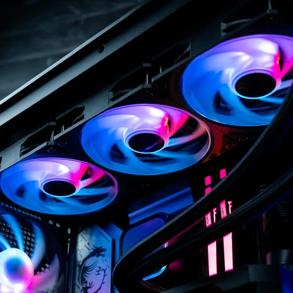 Gros plan ventilateurs RGB et watercooling AIO dans PC gamer Diamant GeForce RTX™ 5070 Ti MSI 32Go DDR5 config gaming haute performance