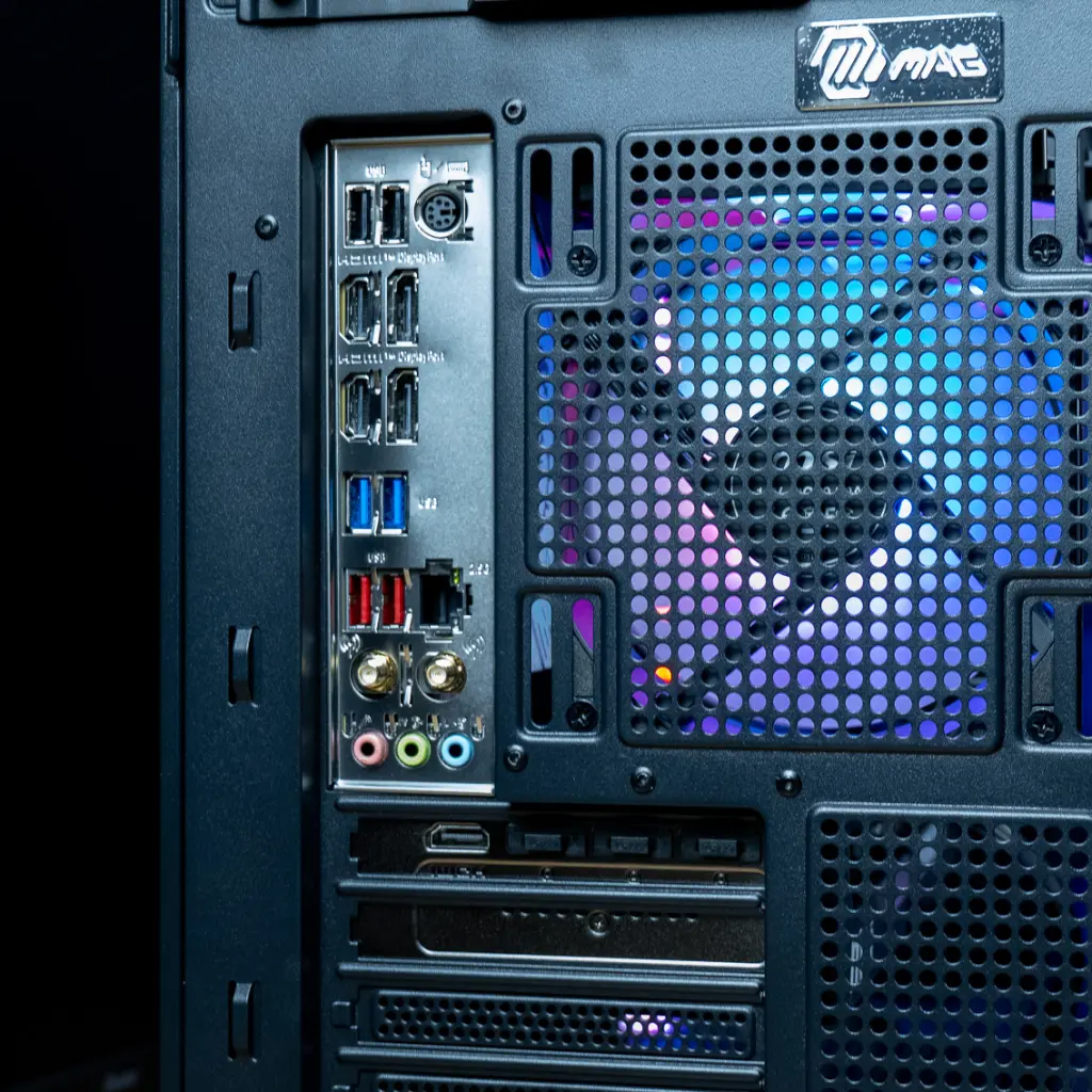 Panneau arrière connectiques USB HDMI audio et ventilation boitier MSI du PC gamer Diamant GeForce RTX™ 5070 Ti configuration gaming puissante