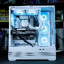 Vue d'ensemble interne du PC gamer Rubis dans son boîtier blanc, révélant le waterblock MSI, la carte graphique PNY et les barrettes de RAM Kingston FURY, le tout baigné d'une lumière bleue