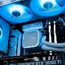 Gros plan sur le waterblock MSI rétroéclairé en bleu, entouré des ventilateurs supérieurs et des barrettes de RAM Kingston FURY dans le PC gamer Rubis