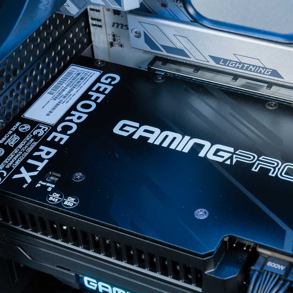 Vue rapprochée de la carte graphique Palit GamingPro montrant le détail de ses ventilateurs et de ses textures métalliques sur le PC Solana GEFORCE RTX™ 5080