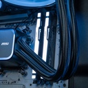 Vue rapprochée de la mémoire vive Kingston FURY Beast DDR5 avec son éclairage blanc, installée sur la carte mère du PC Solana GEFORCE RTX™ 5080.