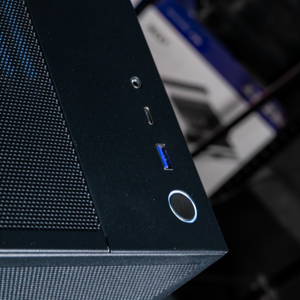 Vue rapprochée du logo GAMINGPRO rétroéclairé en rose sur la tranche de la carte graphique du PC Solana GEFORCE RTX™ 5080.