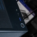 Vue rapprochée du logo GAMINGPRO rétroéclairé en rose sur la tranche de la carte graphique du PC Solana GEFORCE RTX™ 5080.