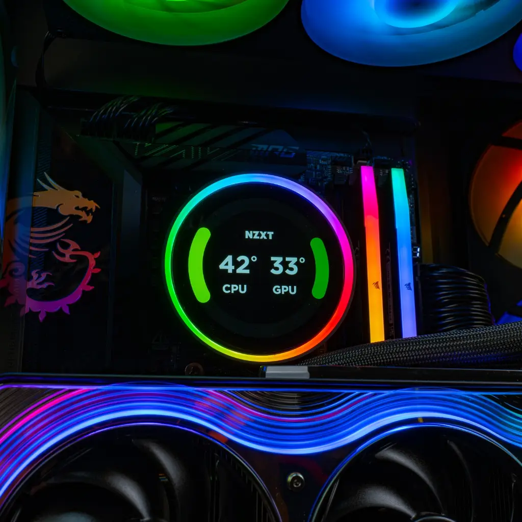 Visuel promotionnel du PC gamer Kraken : refroidissement NZXT Kraken Elite 360 RGB affichant les températures en temps réel, associé à une RTX 5090 et un Ryzen 9 9950X3D pour des performances extrêmes avec un RGB premium