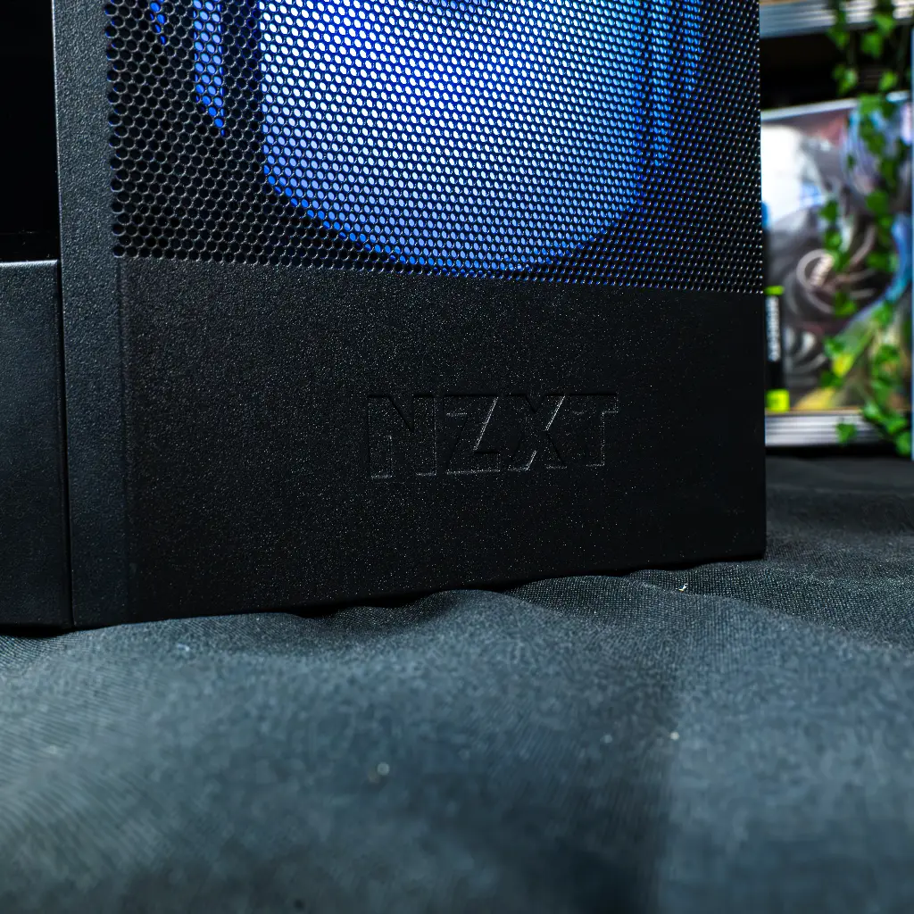 Visuel promotionnel du PC gamer Kraken : design NZXT H9 Flow RGB+ sobre et premium, avec finition soignée et façade mesh pour un équilibre parfait entre esthétique gaming et refroidissement performant
